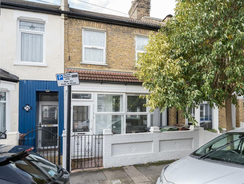 2 bedroom apartment for sale in Pearcroft Road, Leytonstone, E11