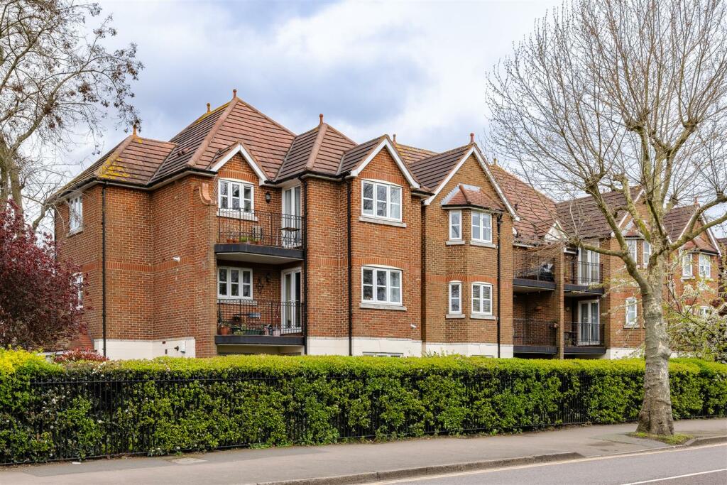 2 bedroom flat for sale in Aldersbrook Road, Aldersbrook, E12