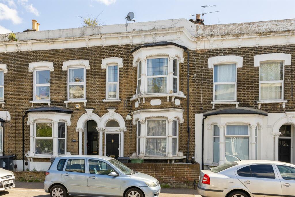2 bedroom apartment for sale in High Road, Leytonstone, E11