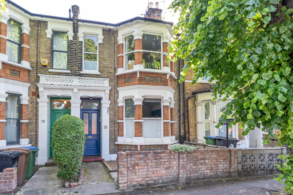 2 bedroom apartment for sale in Woodville Road, Leytonstone, E11