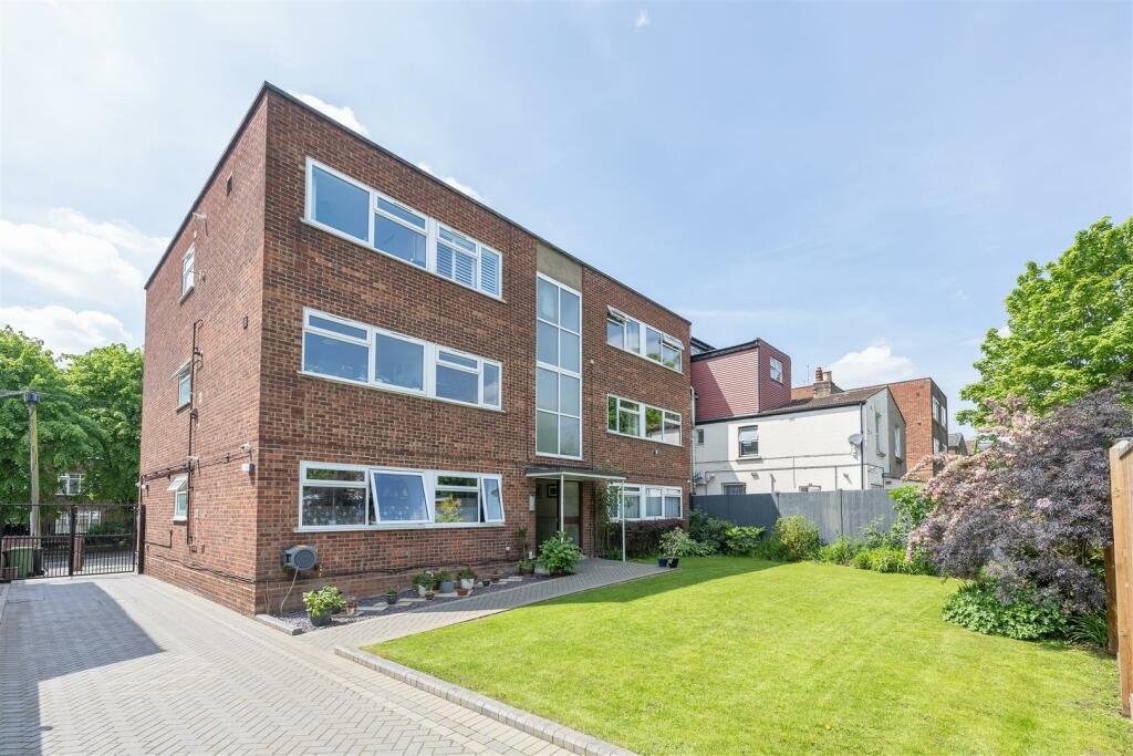 2 bedroom apartment for sale in Fairlop Road, Leytonstone, E11