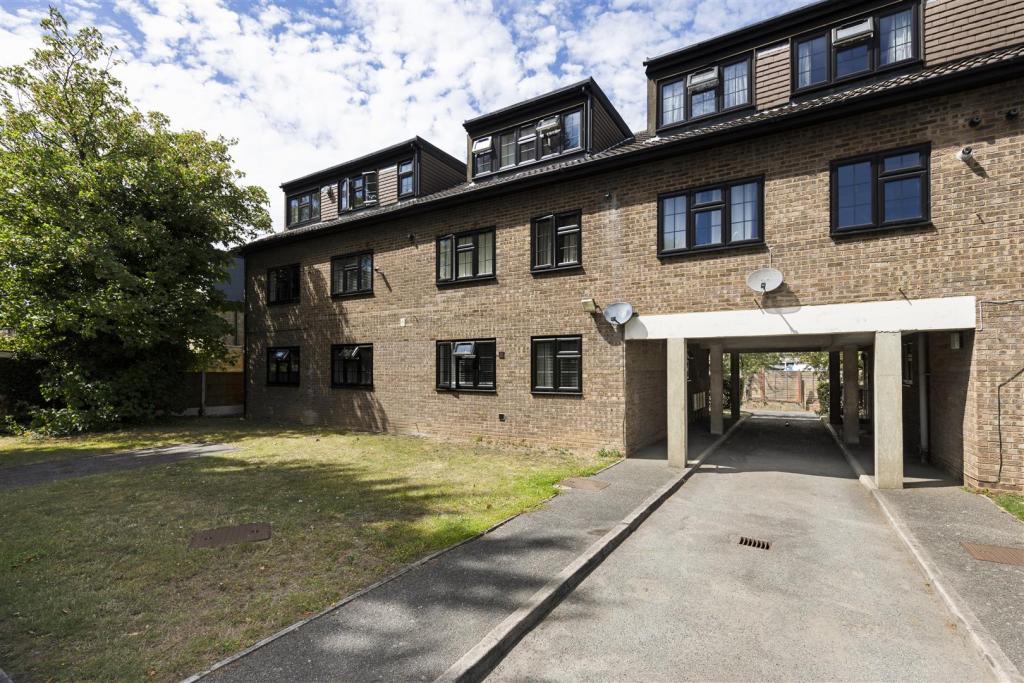 2 bedroom apartment for sale in Forest Road, Leytonstone, E11
