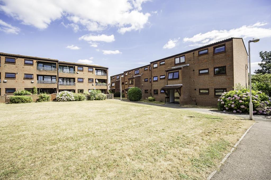 1 bedroom apartment for sale in Churchfields, South Woodford, E18