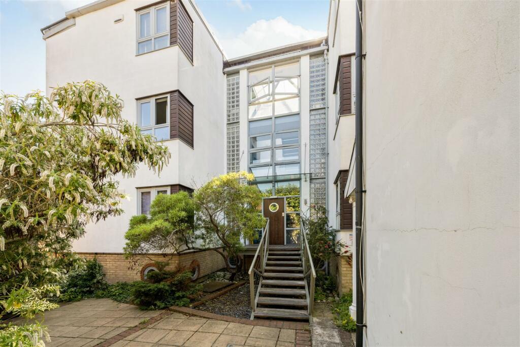 2 bedroom apartment for sale in High Street Wanstead, Wanstead, E11