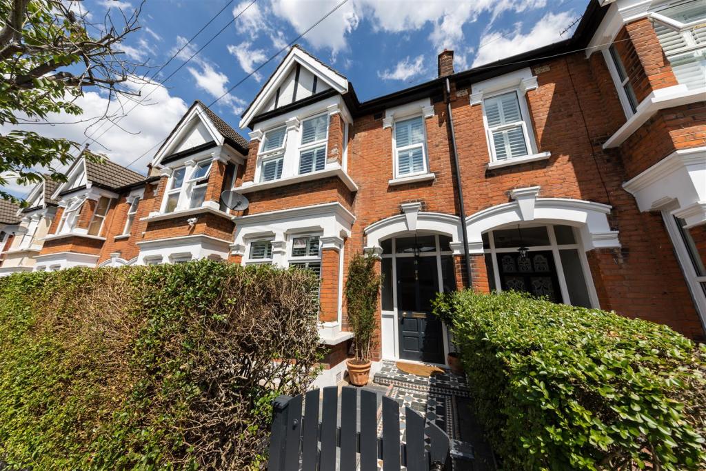 4 bedroom terraced house for sale in Norlington Road, Leytonstone, E11