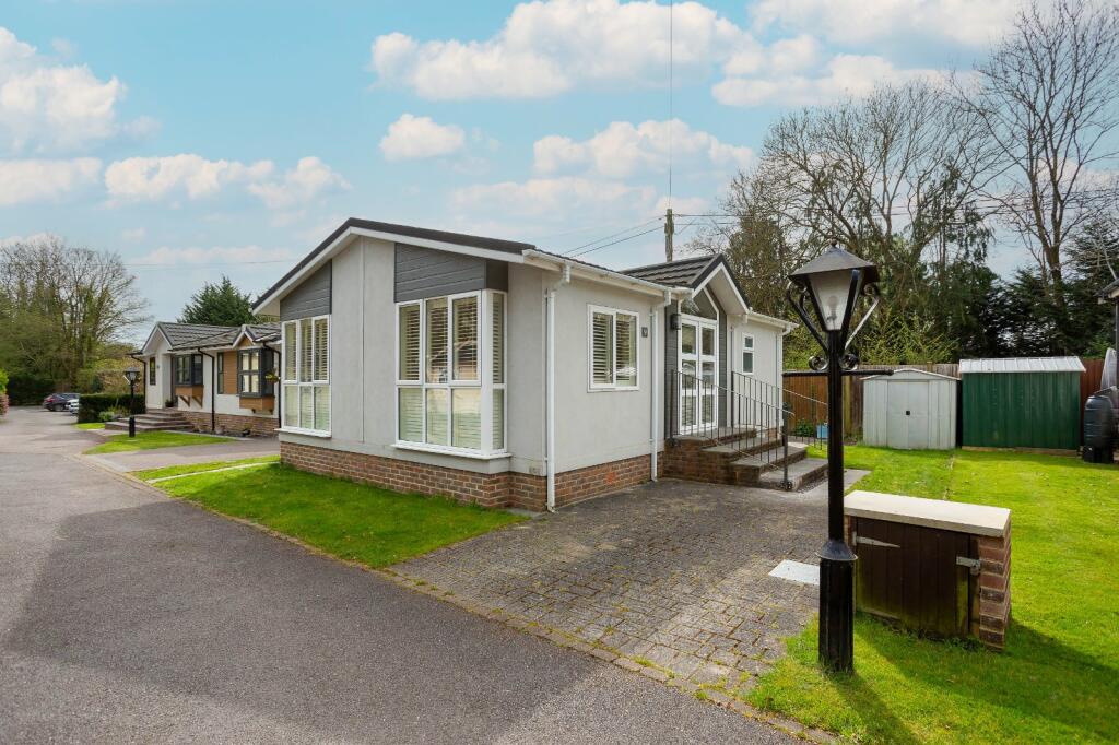 2 bedroom bungalow for sale in Chandlers Lane, Chandlers Cross