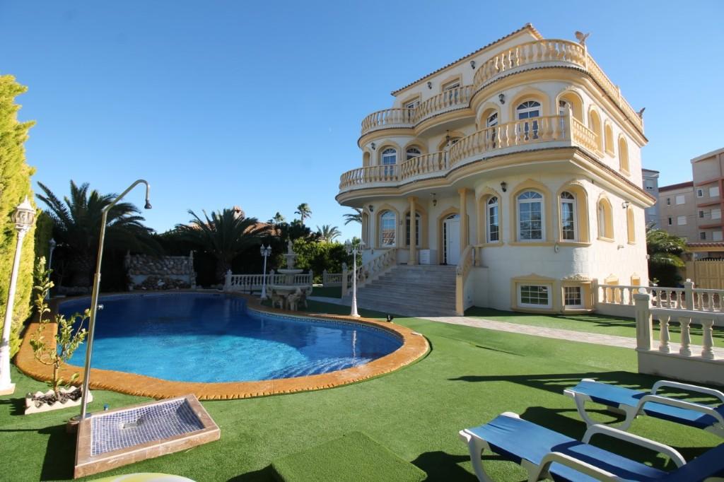 5 bedroom villa for sale in Playa Flamenca, Alicante, Valencia, Spain