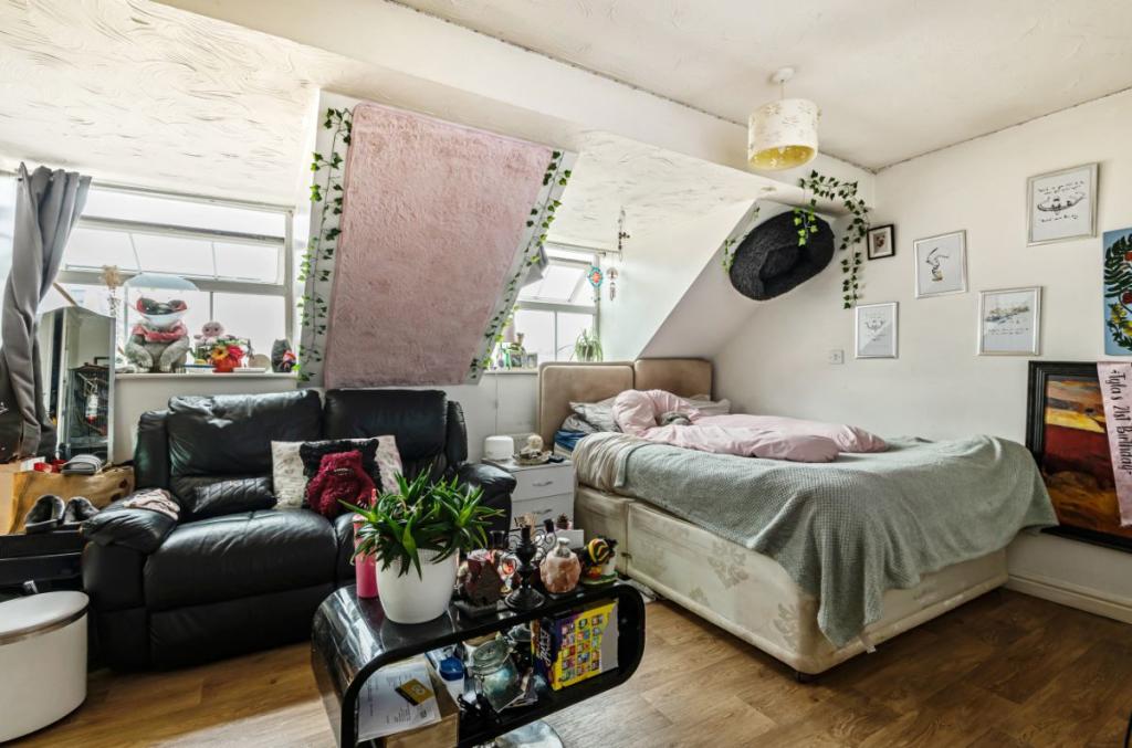 4 bedroom town house for sale in Croyland Drive, Elstow, Bedford, MK42