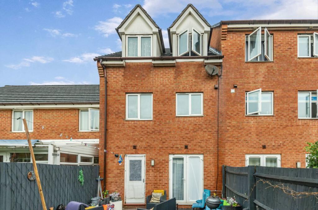 4 bedroom town house for sale in Croyland Drive, Elstow, Bedford, MK42