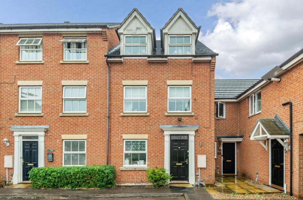 4 bedroom town house for sale in Croyland Drive, Elstow, Bedford, MK42