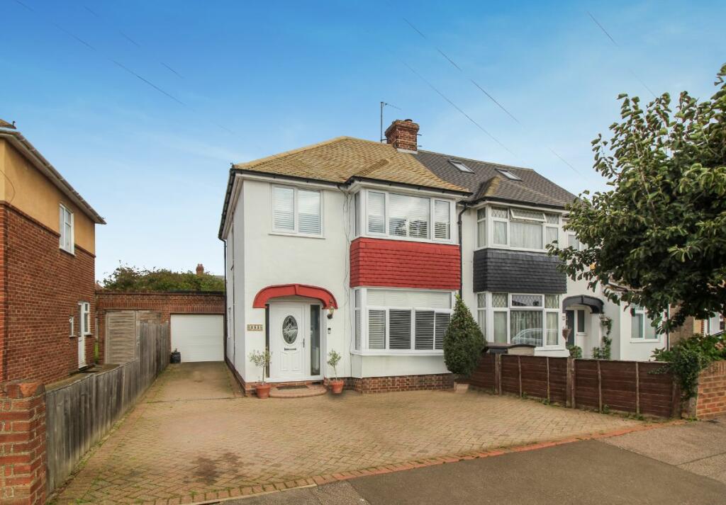 3 bedroom semidetached house for sale in Wendover Drive, Bedford, MK41