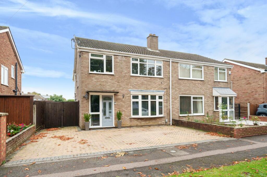 4 bedroom semidetached house for sale in Pear Tree View, Elstow