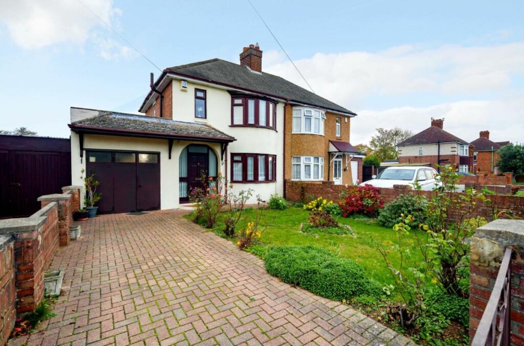 3 bedroom semidetached house for sale in Brackley Road, Bedford, MK42