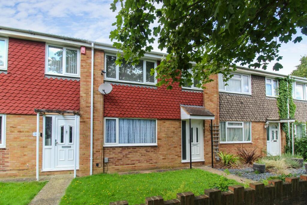 3 bedroom terraced house for sale in Kenilworth Walk, Bedford, MK41