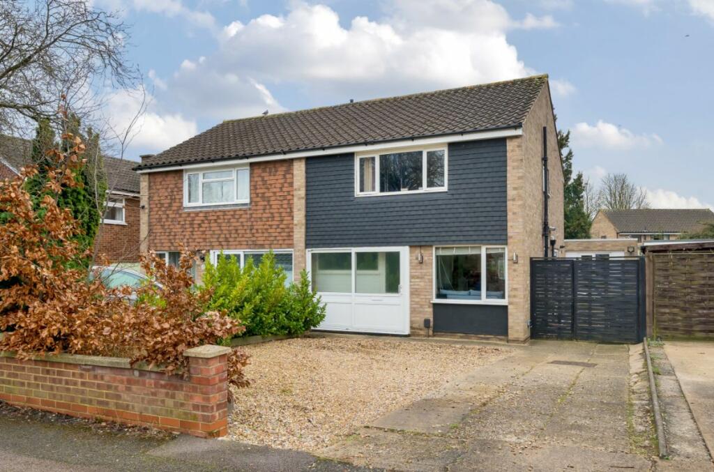3 bedroom semidetached house for sale in Chiltern Avenue, Bedford, MK41
