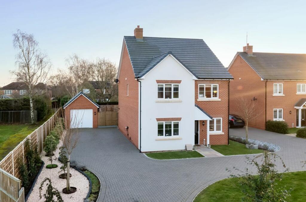 4 bedroom detached house for sale in Parrott Close, Bedford, MK43