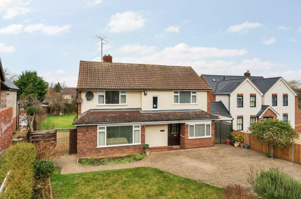 4 bedroom detached house for sale in Darlow Drive, Bedford, MK40