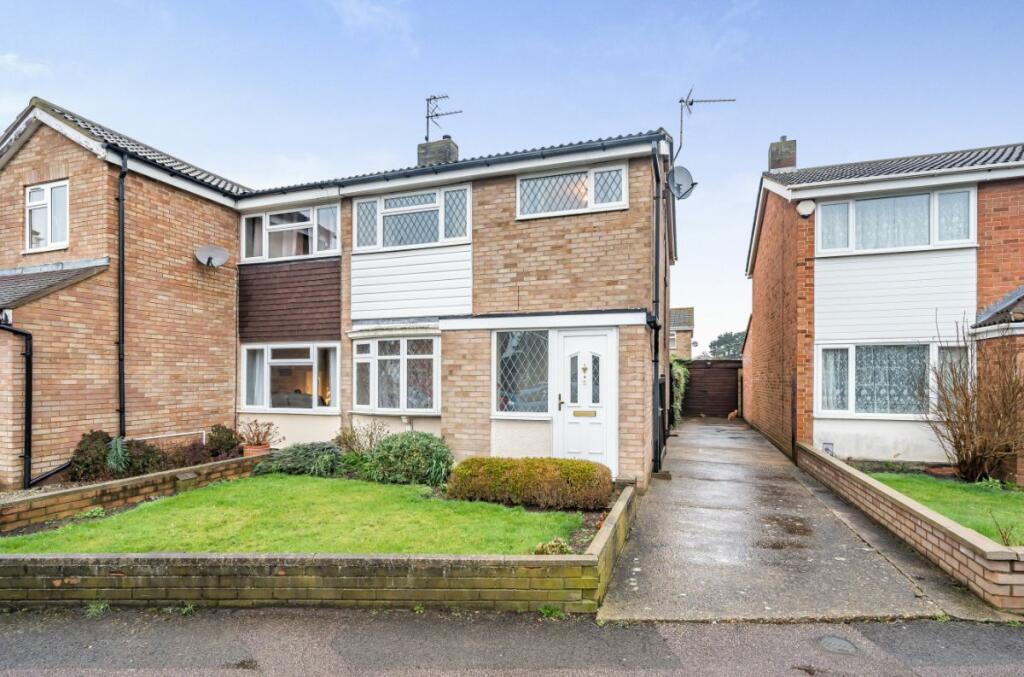 3 bedroom semidetached house for sale in Chantry Avenue, Kempston