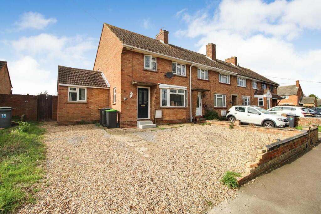 3 bedroom end of terrace house for sale in Tithe Barn Road, Wootton