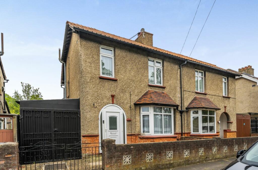 3 bedroom semidetached house for sale in Miller Road, Bedford, MK42