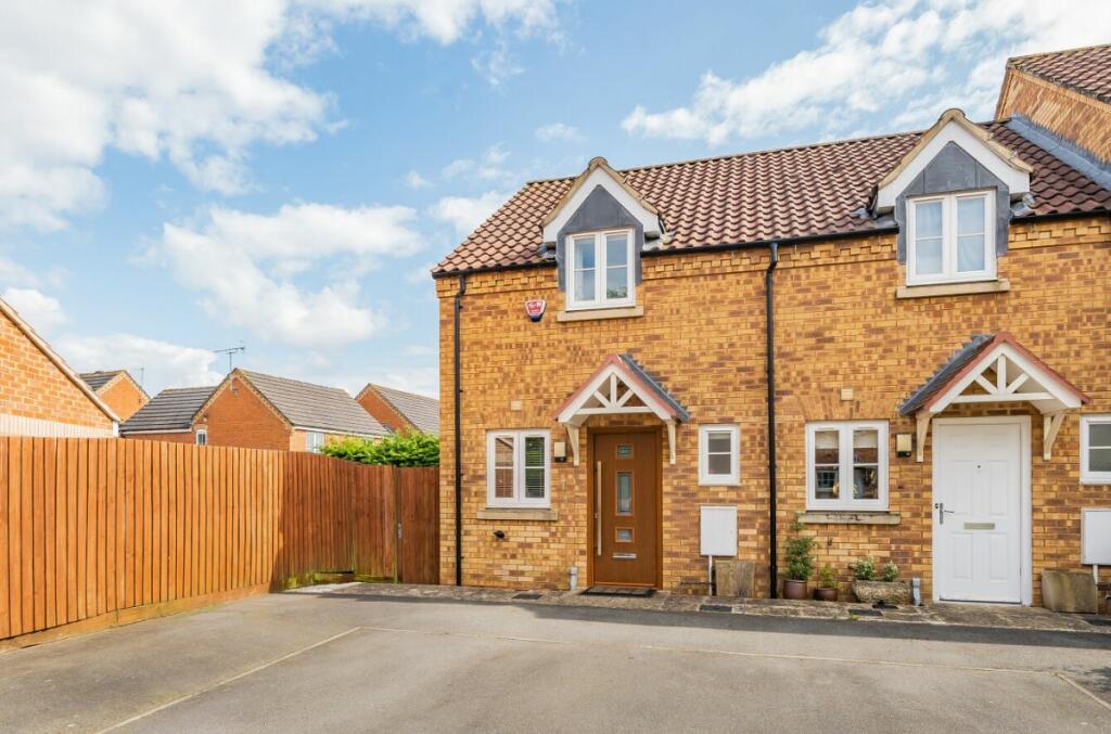 2 bedroom end of terrace house for sale in McKennan Close, Clapham