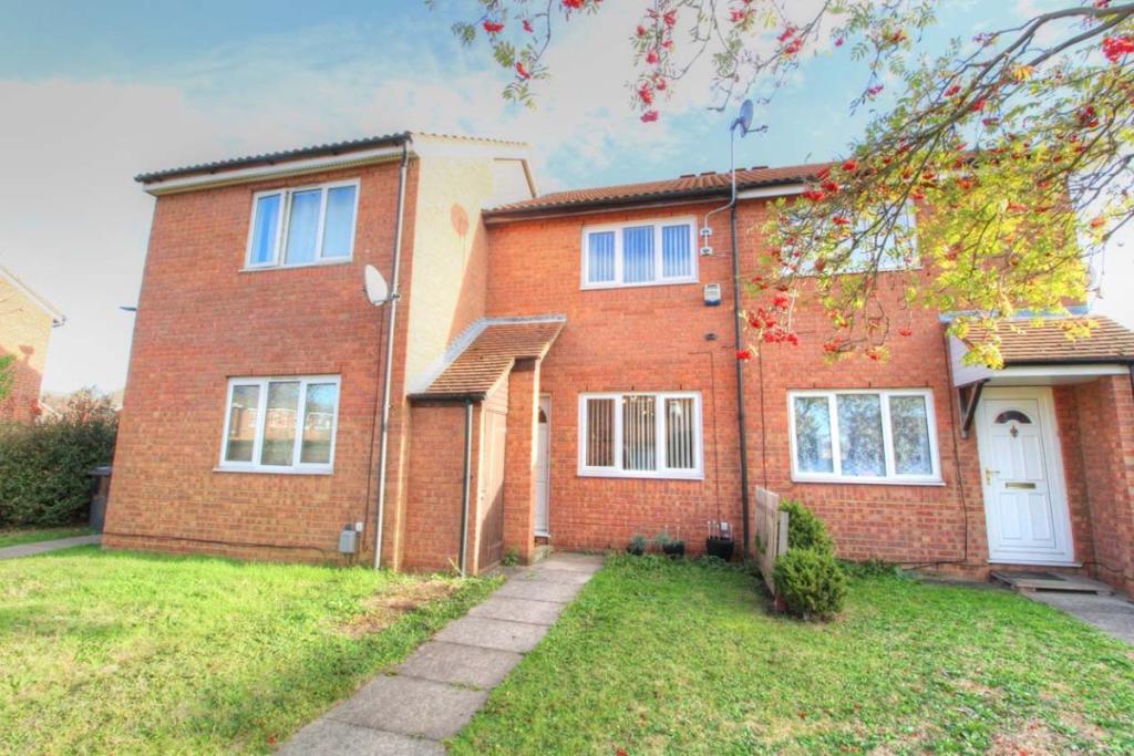 2 bedroom terraced house for sale in Alburgh Close, Bedford, MK42