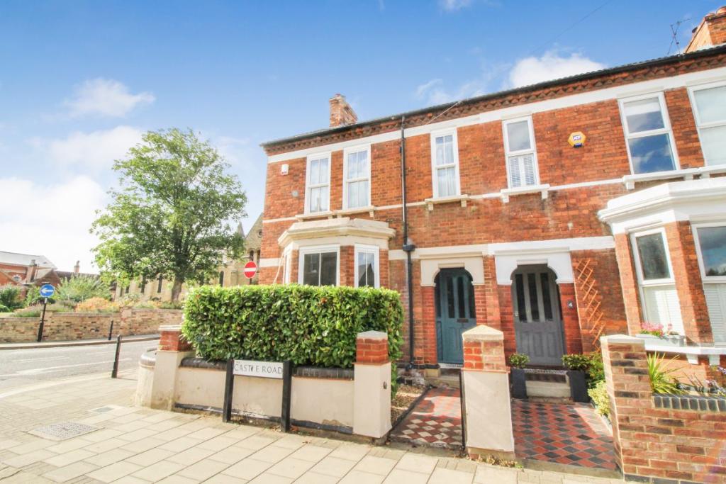 4 bedroom end of terrace house for sale in Castle Road, Bedford, MK40