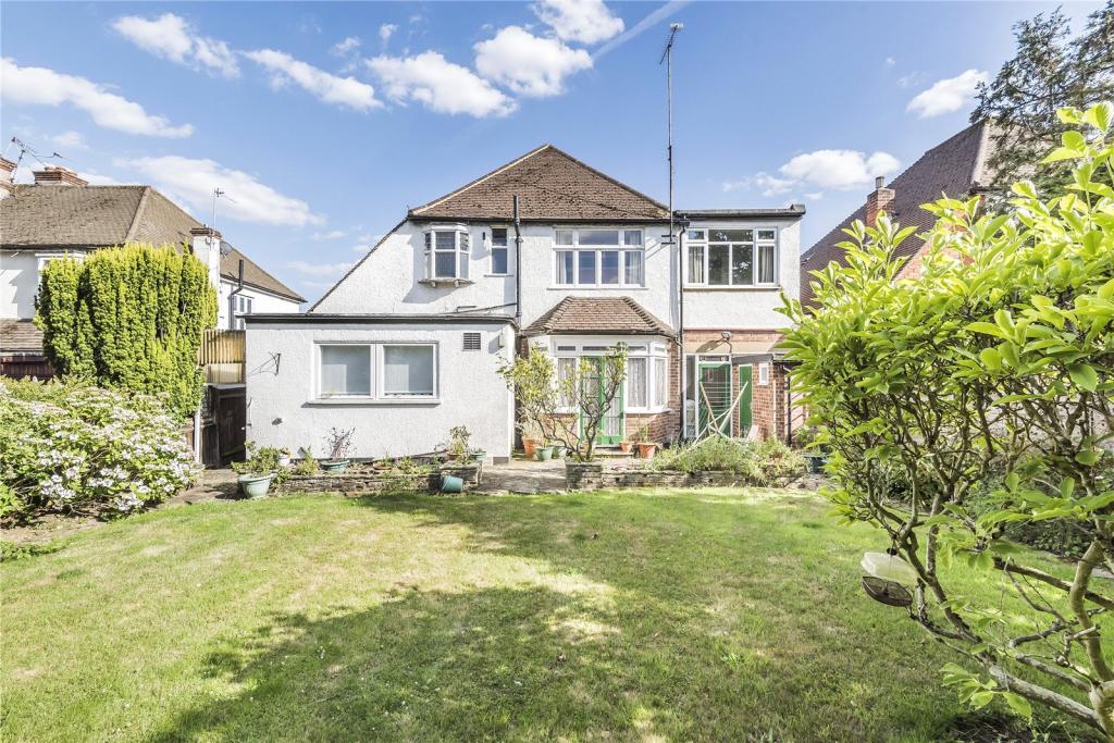 3 bedroom detached house for sale in Pangbourne Drive, Stanmore