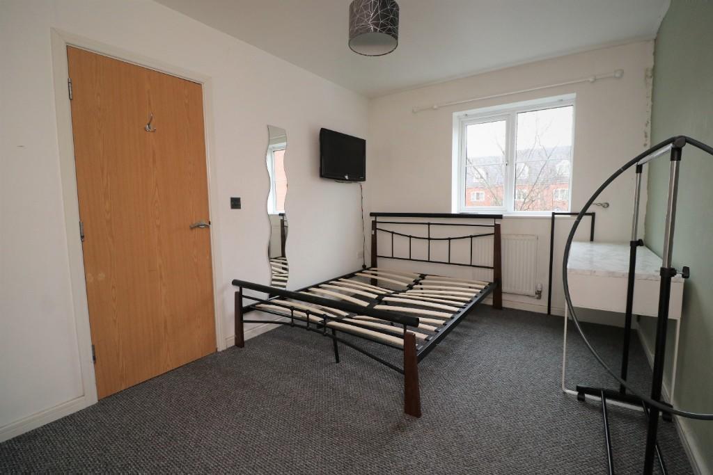 4 bedroom town house for sale in Lowerfield Gardens, WA3