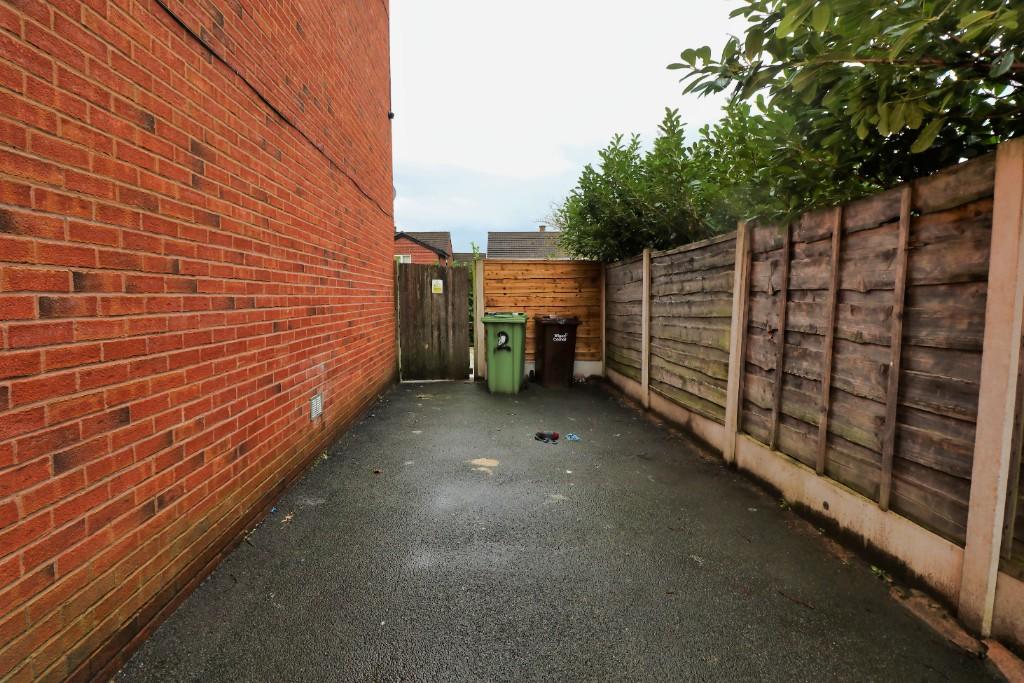 4 bedroom town house for sale in Lowerfield Gardens, WA3