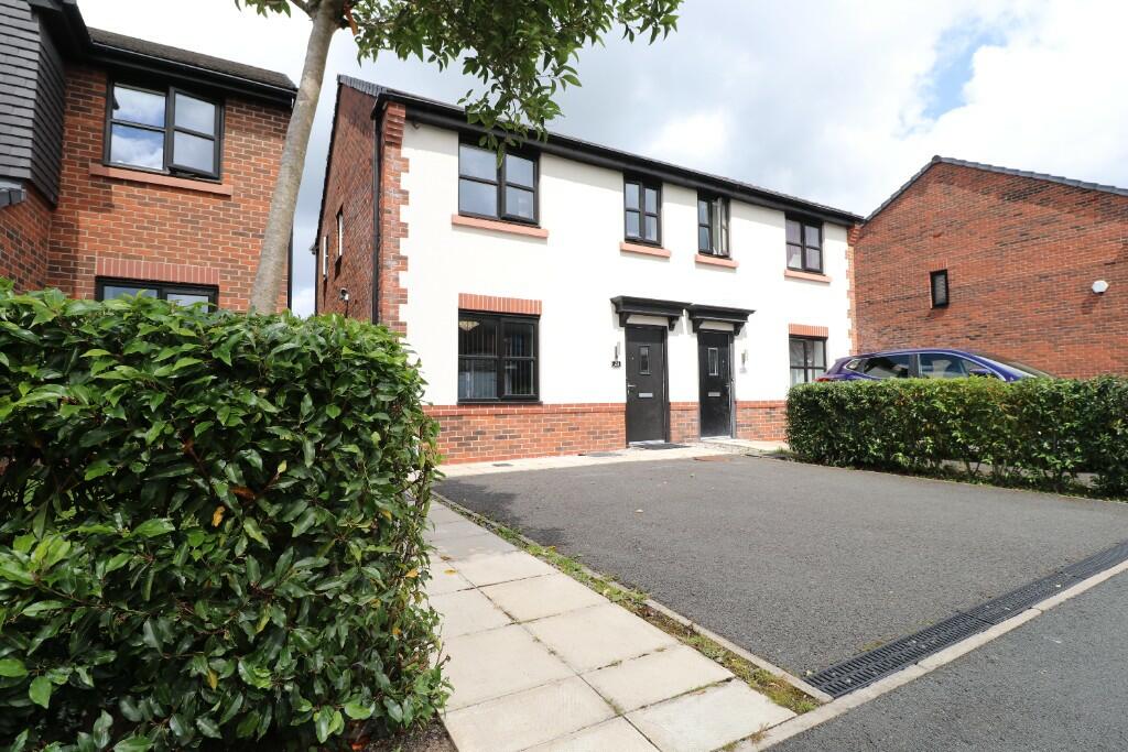 3 bedroom semidetached house for sale in Crompton Way, Lowton, WA3