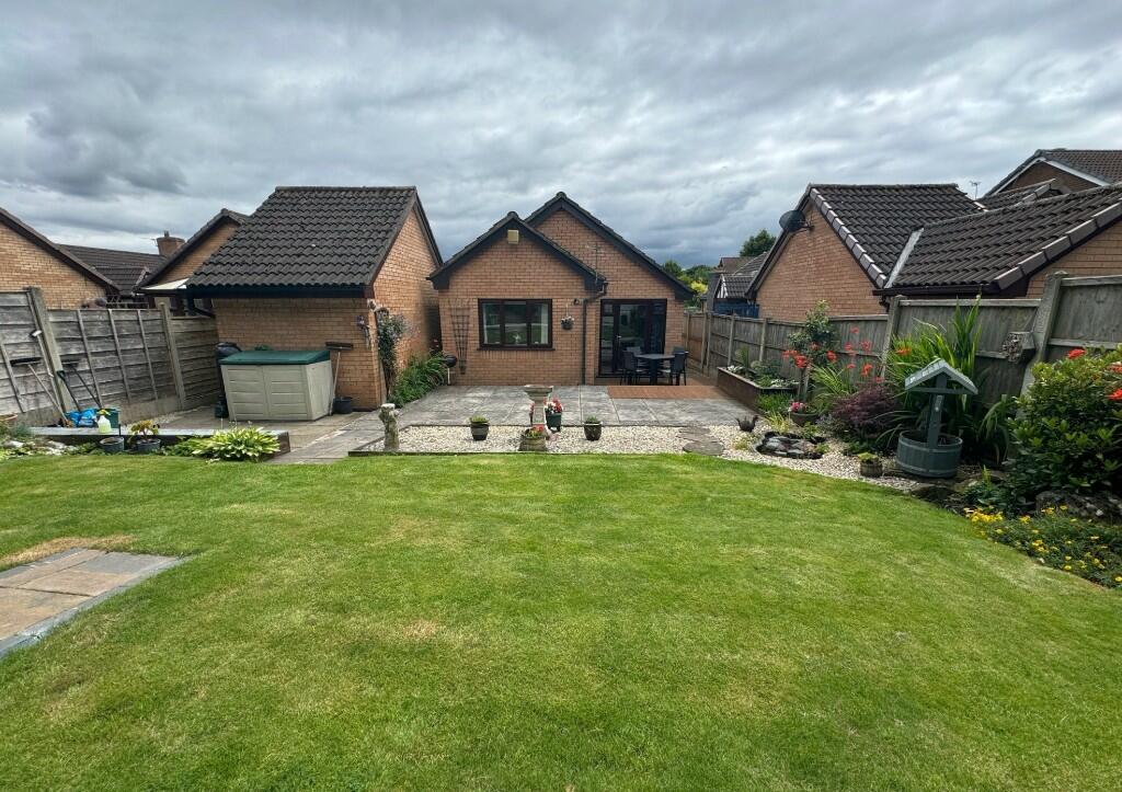 2 bedroom detached bungalow for sale in Leighton Drive, Lowton & Leigh
