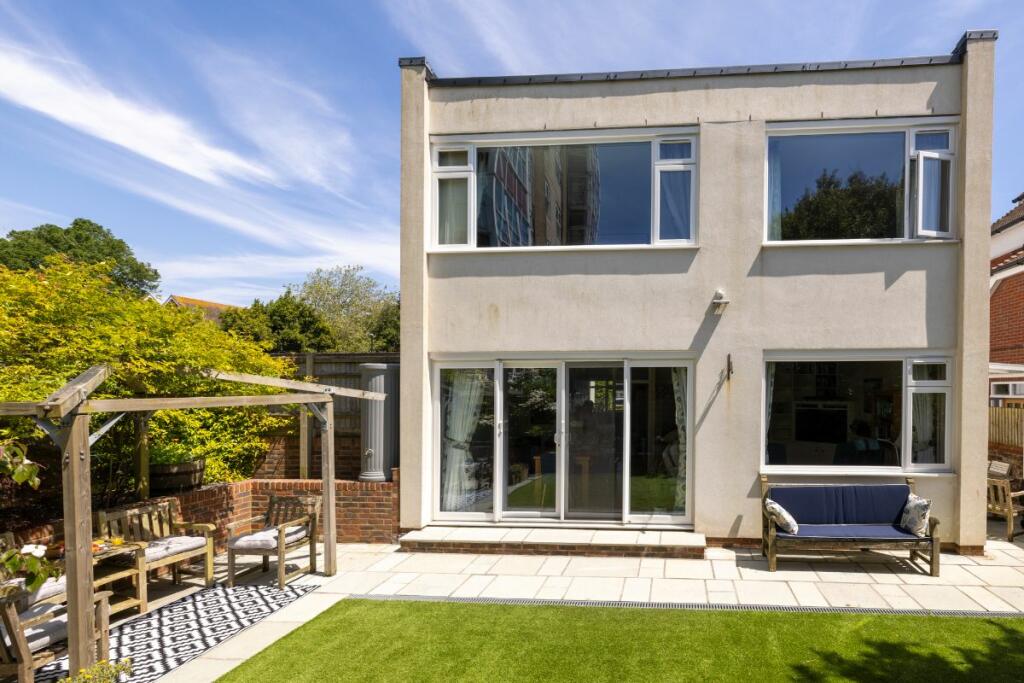 4 bedroom detached house for sale in Milnthorpe Road, Eastbourne, BN20