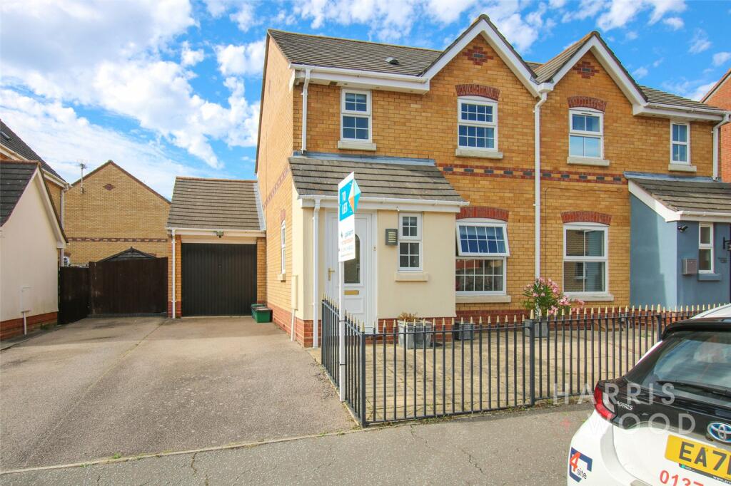 3 bedroom semidetached house for rent in Regents Close, Highwoods