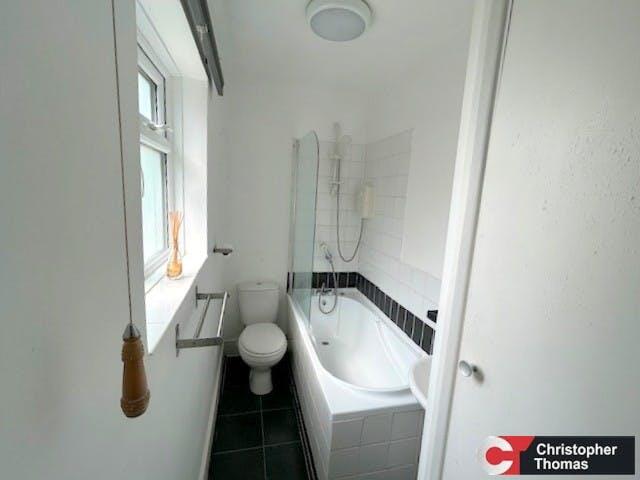 Flat bathroom ii.jpg