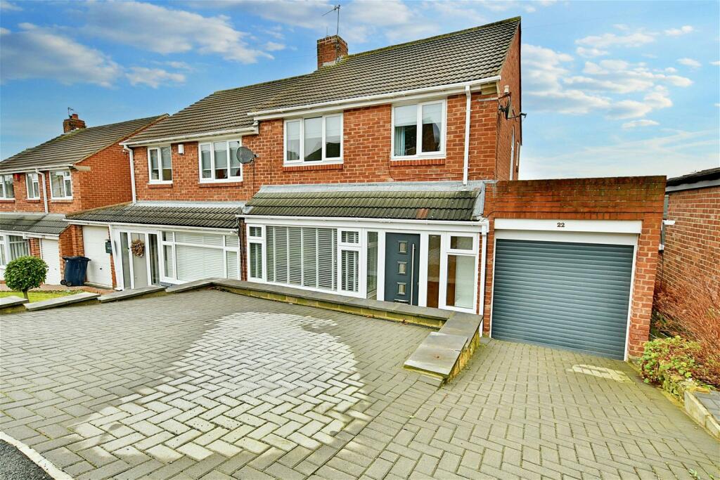 3 bedroom semidetached house for sale in Knoll Rise, Dunston, NE11