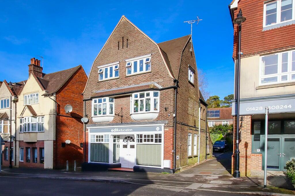 Main image of property: 15 London Road, Hindhead, Surrey, GU26 6AB