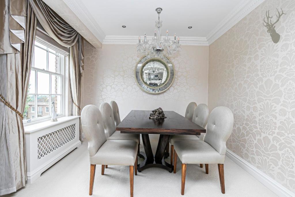 2 bedroom apartment for sale in Bower Hill, Epping, CM16