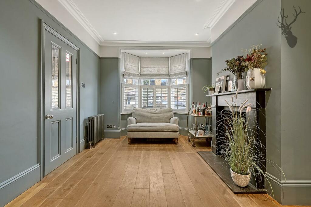 4 bedroom detached house for sale in Forest Road, Loughton, IG10