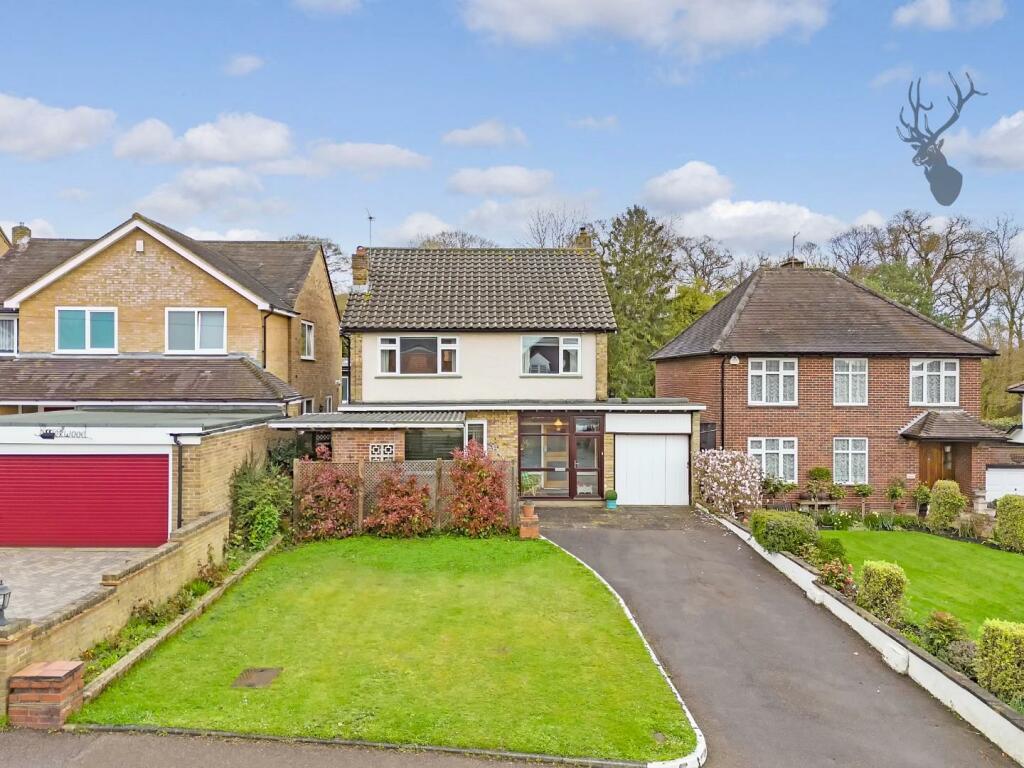 3 bedroom detached house for sale in Coppice Row, Theydon Bois, Epping