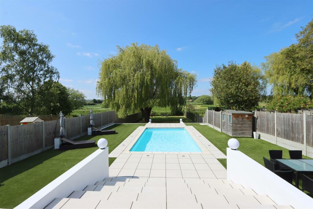 4 bedroom semidetached house for sale in Ongar Road, Abridge, Romford, RM4