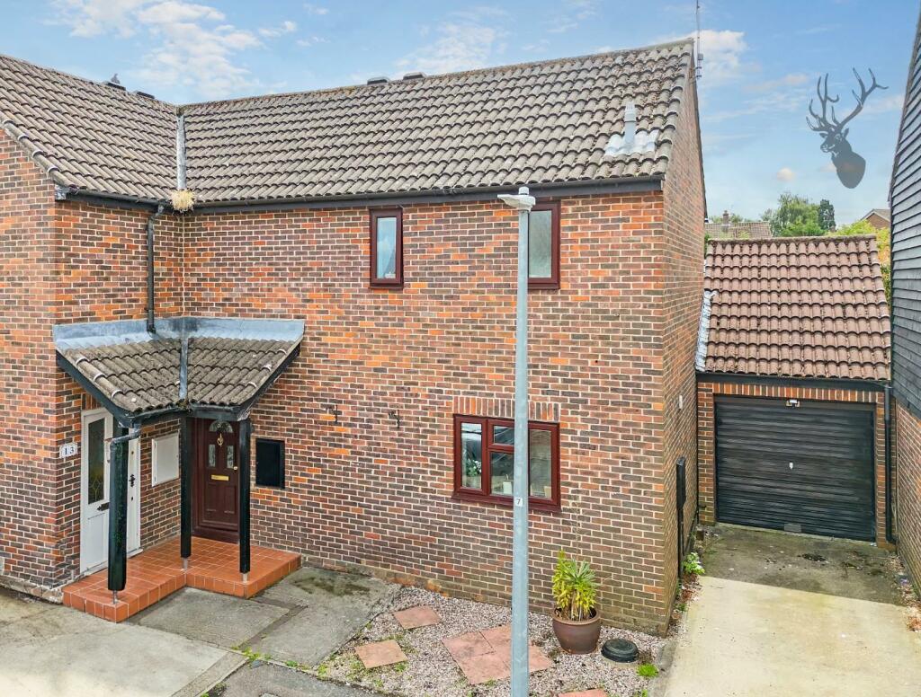 2 bedroom semidetached house for sale in Kilnfield, Ongar, CM5