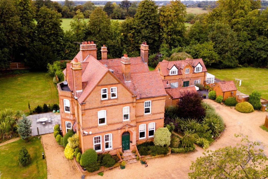 6 bedroom detached house for sale in Coopersale Lane, Theydon Garnon