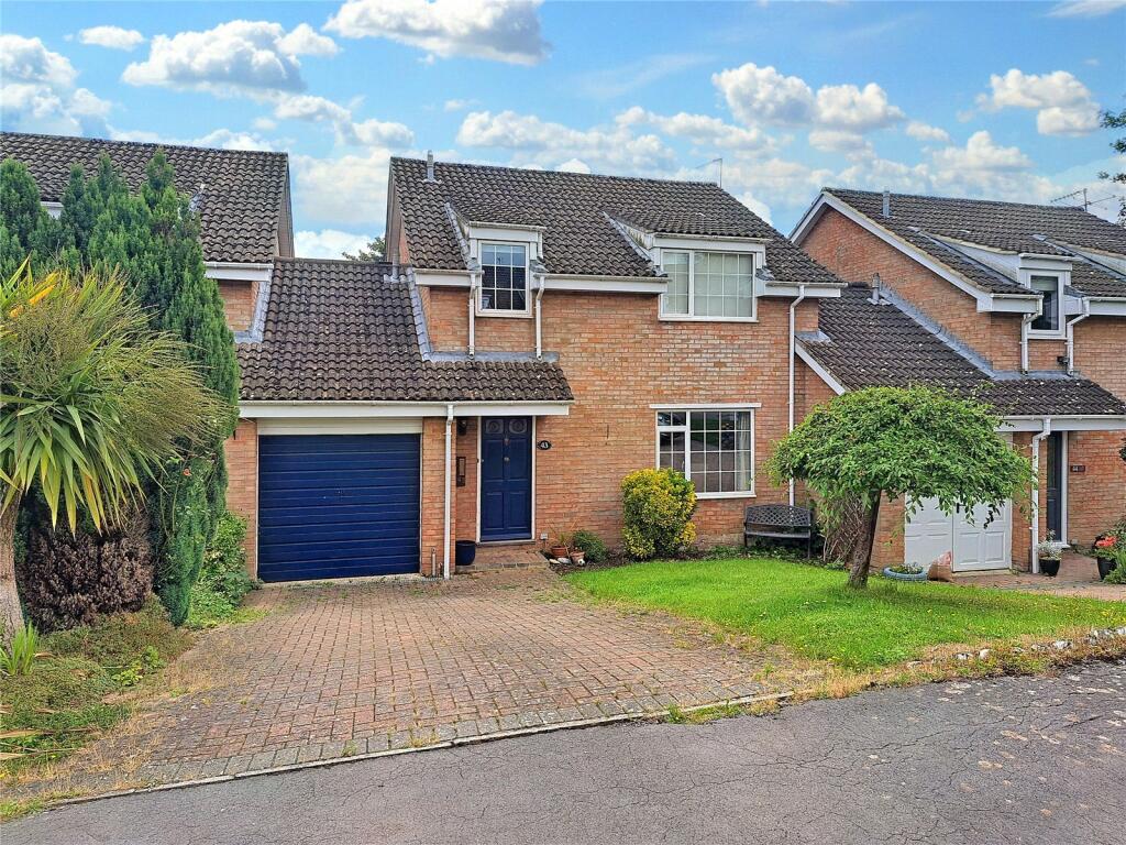 4 bedroom link detached house for rent in Priory Green, Highworth, SN6