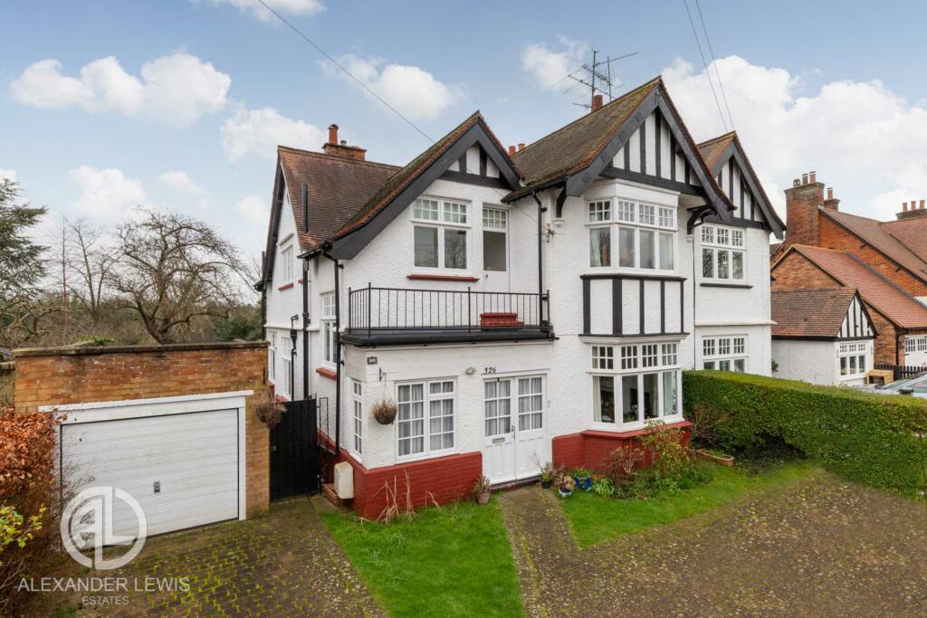 4 bedroom semidetached house for sale in Norton Way South, Letchworth