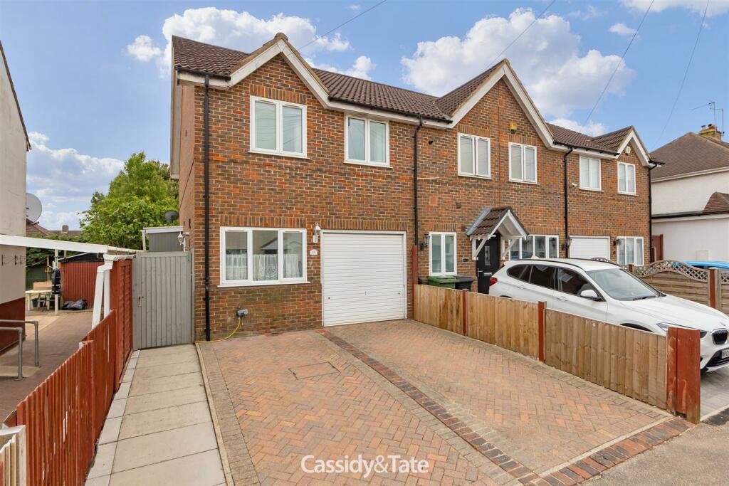 3 bedroom end of terrace house for sale in Kings Road, London Colney, St. Albans, AL2