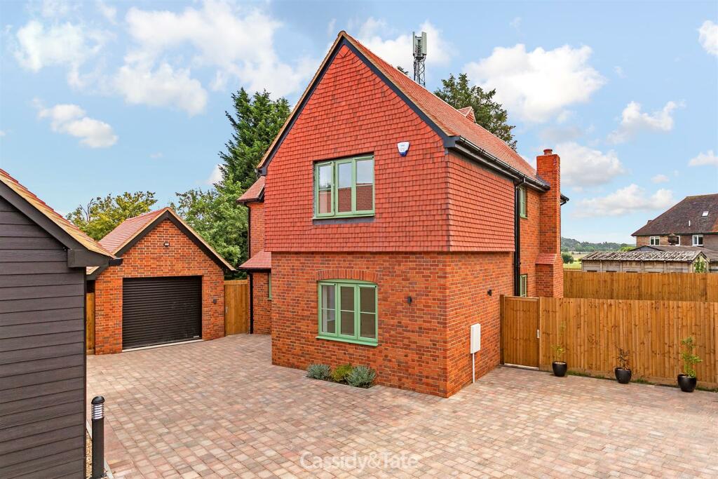 4 bedroom detached house for sale in Chiltern Hills Close, HP23