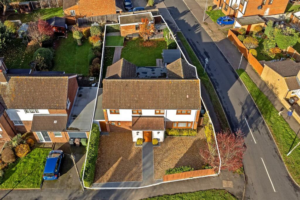 4 bedroom detached house for sale in White Horse Lane, London Colney