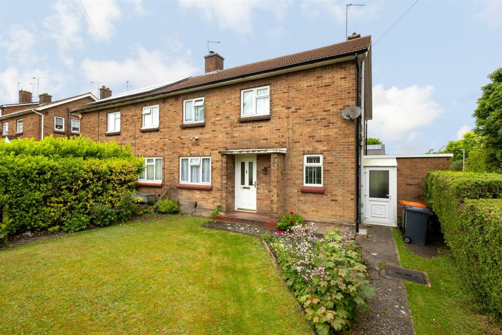 3 bedroom detached house for sale in Brewers Hill Road, Dunstable, LU6
