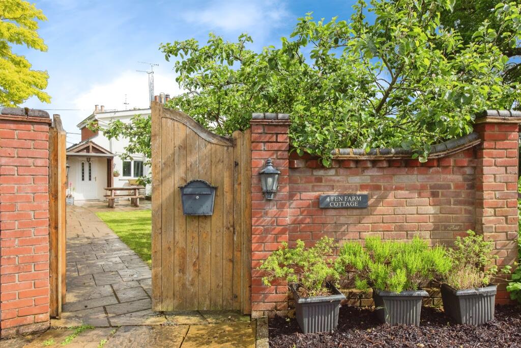 4 bedroom end of terrace house for sale in Combs Lane, Stowmarket, IP14